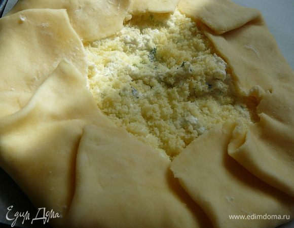 Завернуть края галеты и смазать взбитым желтком или яйцом.