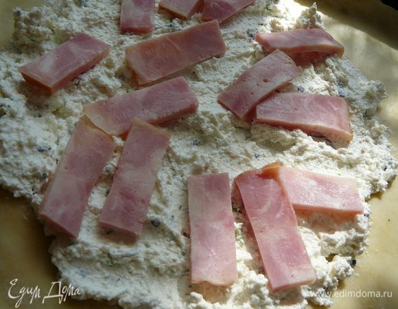 Со второй половиной теста поступить так же, раскатать, выложить начинку. Во вторую галету я добавила ветчину.