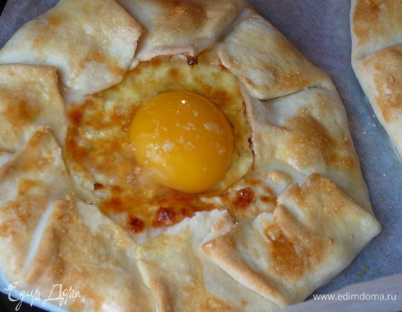 Запекать галету до легкого золотистого цвета. Затем разбить в галету яйцо и присолить, поперчить. Одна галета у меня получилась меньше, в нее я разбила одно яйцо,а во вторую (с ветчиной) два яйца. Отправить запекаться еще на пару минут. До тех пор пока белок не схватится.  