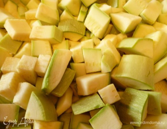 Кабачки нарезать не очень мелким кубиком.