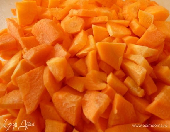 Морковку почистить и нарезать кусочками.