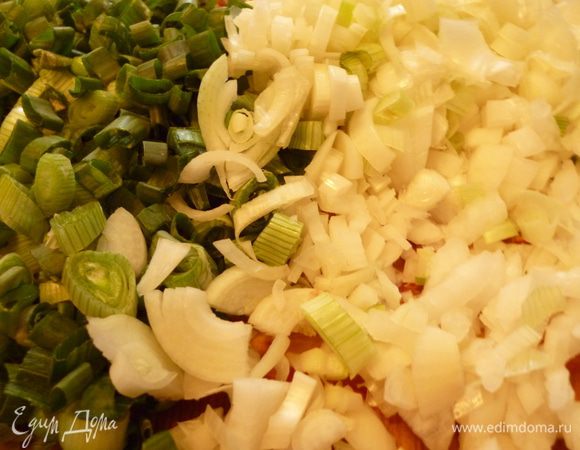 Лук(в моем случае зеленый) тоже нарезать.