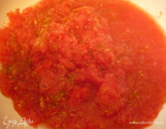 Помидоры разрезать пополам и натереть(без кожицы) на крупной терке.