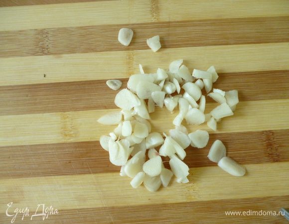 Чеснок мелко нарезать.