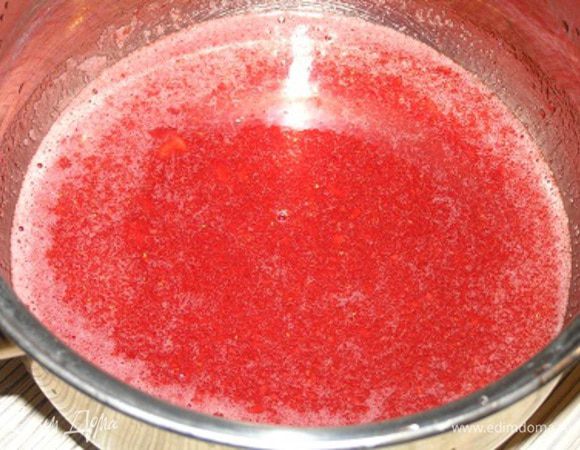 Полученное пюре перелить в миску, добавить воду и сахар, перемешать до растворения кристаллов сахара.

