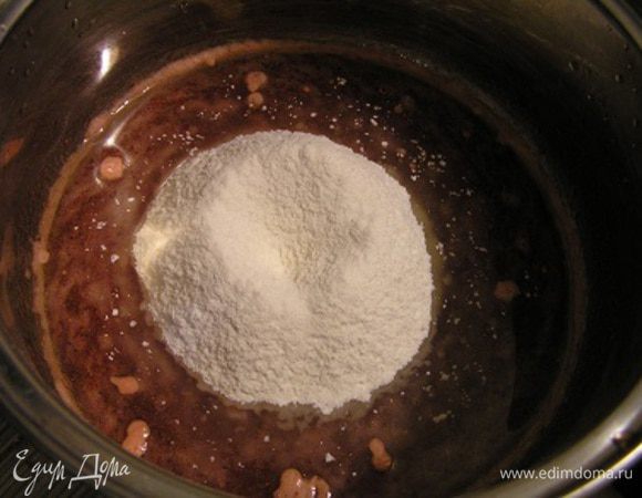 Затем добавить растительное масло и муку, смешанную с разрыхлителем и ванилином,

