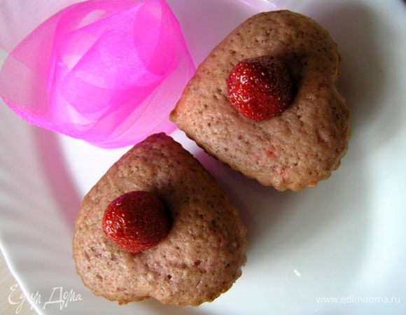 Кексы остудить, перед подачей украсить свежими ягодами и/или посыпать сахарной пудрой.

