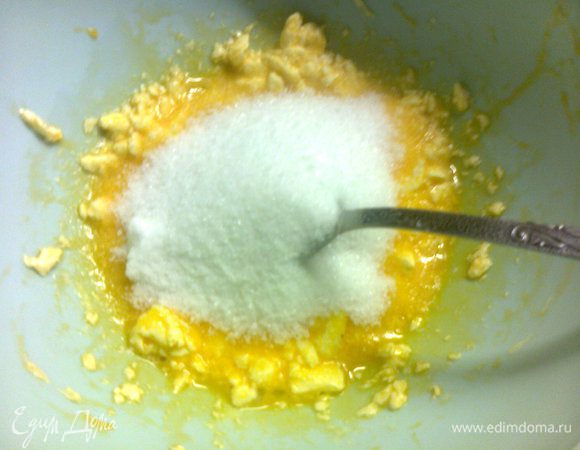 к желткам добавить сахар,ванильный сахар и перемешать