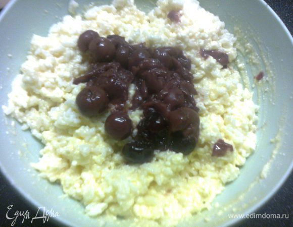 затем добавить творог,рисовую кашу и вишню,перемешать