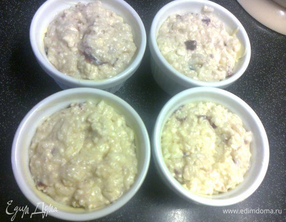 добавить взбитые со щепоткой соли белки,осторожно перемешать и разложить по формочкам(предварительно смазать маслом)