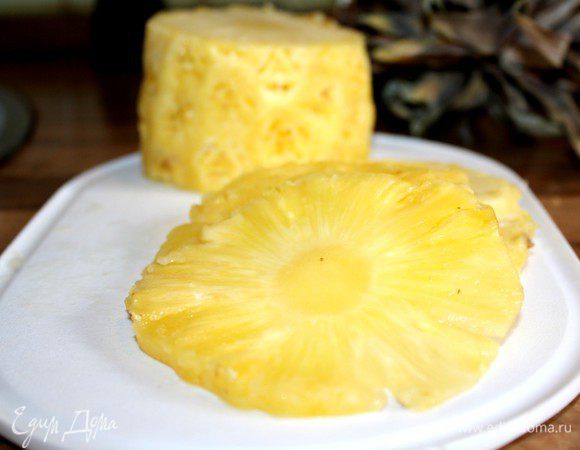 С ананаса срезать верхушку и донышко,затем срезать остальную шкурку.Не удаляя сердцевины нарезать ананас на максимально тонкие шайбы(12 штук).