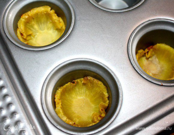 Аккуратно снять кусочки подсушенного ананаса,переложить их на маленькие формы для маффинов и утопить в этих формах.Опять подсушить в духовке минут 5-10 при 200*С.Охладить в форме.