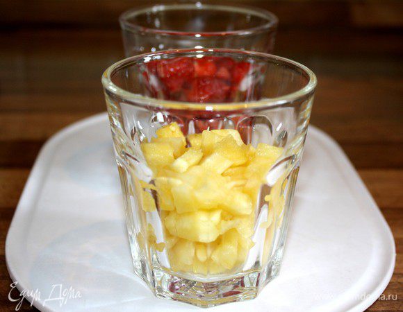 Из оставшегося ананаса удалить сердцевину нарезать по половине стакана ананаса и клубники на кубики. 
