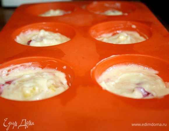 Разложить тесто в формы для маффинов(12 шт.х 125 мл)на 2/3 объёма.Выпекать при 200*С около 25-30 минут.Кексы получаются очень нежными и хорошо вынимаются из форм только после остывания,поэтому в формы можно дополнительно добавить бумажные розетки.