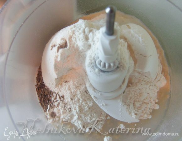 Смешать муку (оставить 100 гр. пшеничной), соль, тмин, растительное масло. 