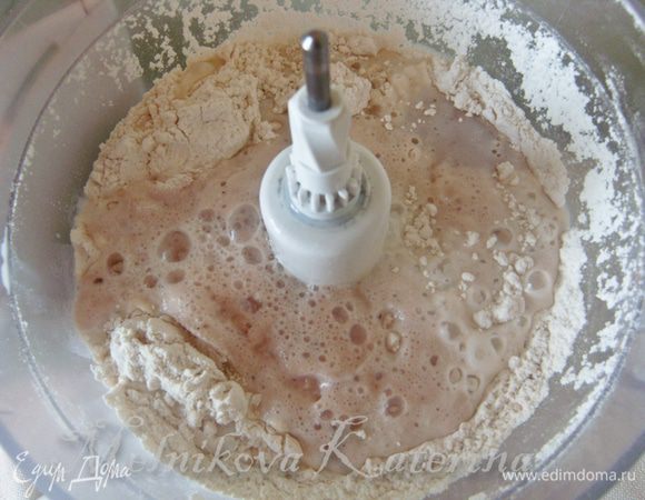 Добавить дрожжи с молоком в мучную смесь и постепенно добавляя оставшееся молоко, замесить тесто. 