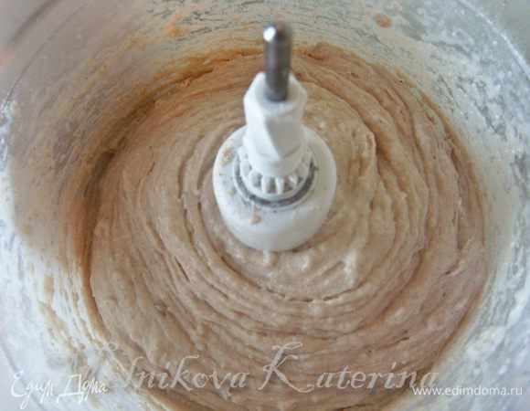 Переложить тесто на стол, добавляя оставшиеся 100 гр. муки, замесить его, чтобы не приставало к рукам. 