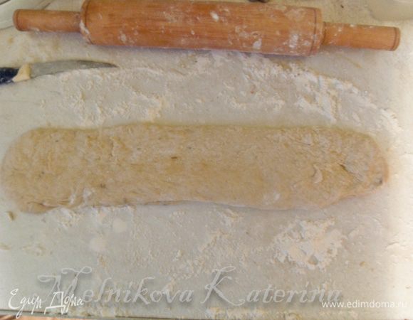 Тесто обмять. Разделить на две равные части. Взять одну из частей, сформировать руками из него длинную лепешку примерно 20-25 см длиной, 1 см толщиной и 5 см шириной. 
