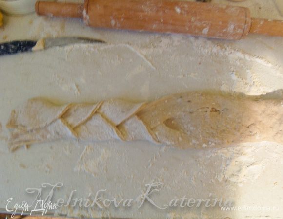 Из трех частей заплести косу. 