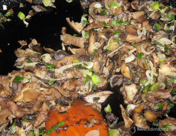 Очищенные и вымытые грибы (у меня были замороженные польские) нарежьте и выложите в сковороду. Выпарите жидкость на медленном огне. Посолите, поперчите, добавьте сливочное масло, нарезанный лук и тушите до готовности.