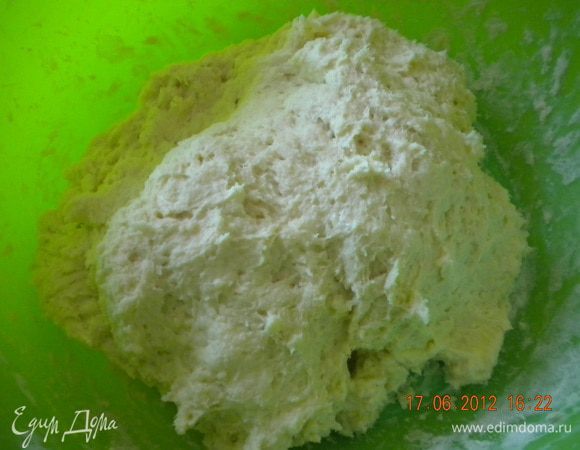 Замесить тесто, смещать сметану, желтки, соль, муку, добавить соду гашенную уксусом, маргарин порубить в получивщуюся массу. Хорошо все перемещать и вымесить.
Поставить в холодильник на 2-3 часа.