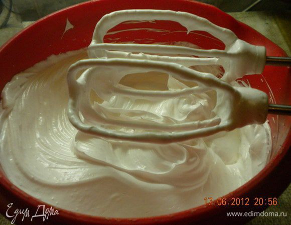 Белки взбить с сахаром в густую массу.