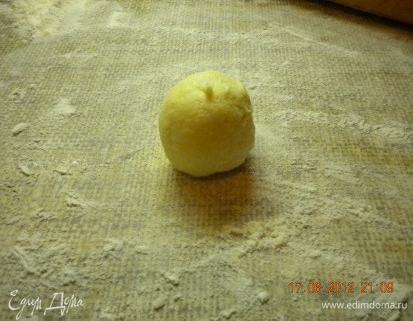 "Застывщее" тесто делим на одинаковые кусочки и скатываем в шарики...