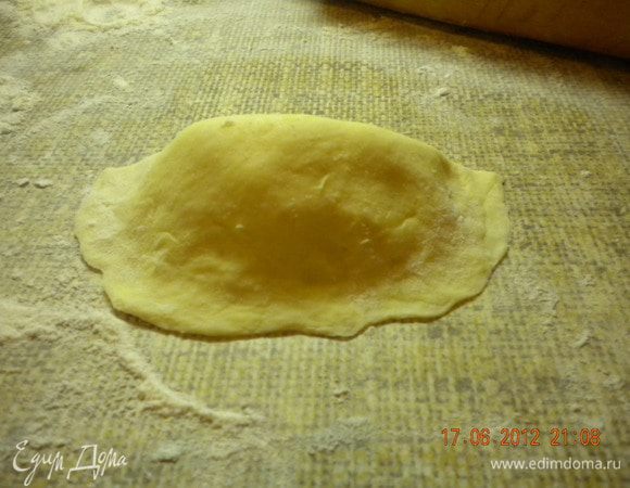 ...соединяем края и хорошенько прищипываем.