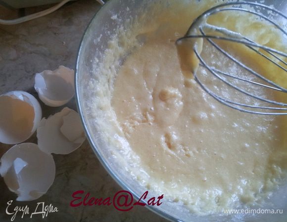 Продолжая взбивать добавить яйца.