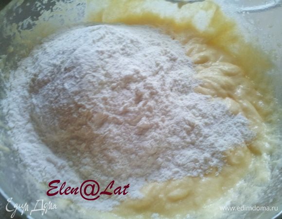Добавить муку, соль, разрыхлитель и крахмал.