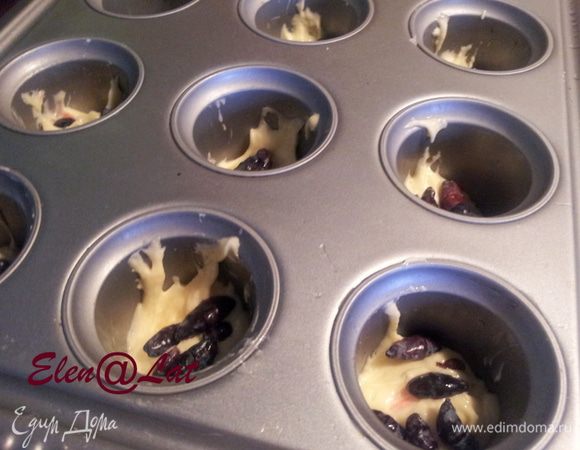 Теперь выкладываем тесто в формы, можно испечь один большой кекс, но у меня маленькие. 
Выкладывать так: ст.ложку теста, затем несколько ягод жимолости,  