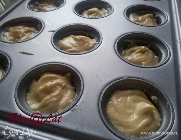 снова ложку теста и так до конца. Форму надо наполнить на 3/4 высоты.