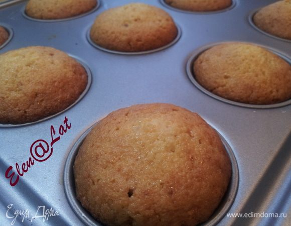 Выпекать кексы в заранее разогретой духовке до 170С примерно 40 минут. Дать чуть остыть в форме, а затем положить на решетку.