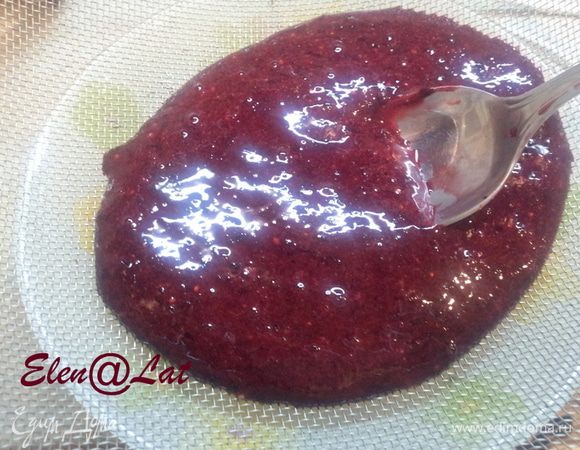 Приготовить глазурь из жимолости. 
Жимолость измельчить в пюре и протереть через мелкое сито.