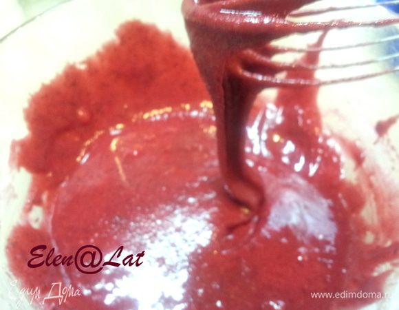 Затем  в пюре понемногу добавлять сахарную пудру постоянно размешивая. Глазурь должна получиться густой, консистенция сметаны.
