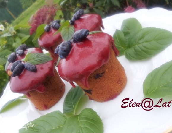 Аккуратно облить кексы глазурью и дать застыть. Украсить ягодами жимолости и меллисой.
Кексы получились очень вкусные, попробуйте!!!!