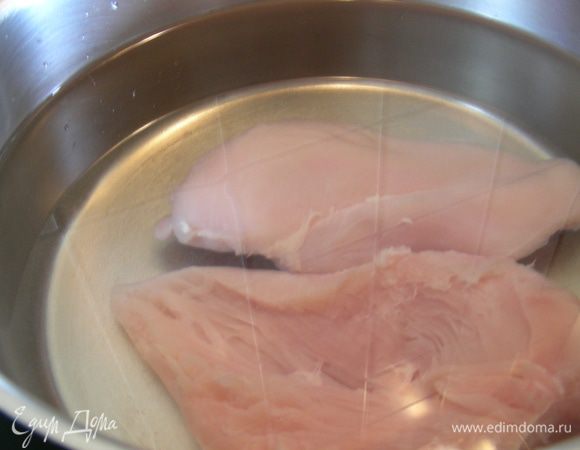 Готовим бульон. Филе индейки моем, кладем в кастрюлю, заливаем водой (+- 1.5 л), ставим на сильный огонь и доводим до кипения. Снимаем пену, солим, перчим, уменьшаем огонь и варим 20 мин. Или можете приготовить бульон по Вашему рецепту, добавив привычные овощи и специи. Бульон процеживаем.