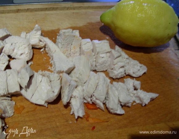 Филе перекладываем на разделочную доску, даем ему немного остыть и нарезаем небольшими кусочками.