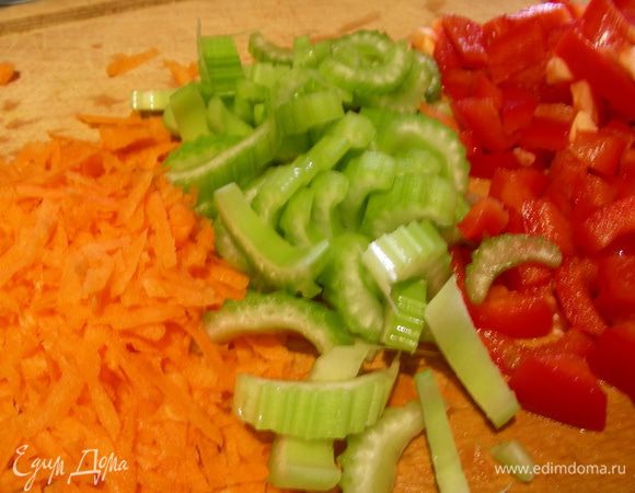 Морковь трем на терке. Сельдерей и перец нарезаем кубиками. С лимона снимаем цедру и выжимаем сок. Укроп мелко режем.