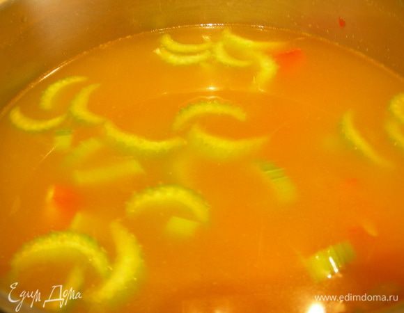 Вливаем бульон, доводим до кипения, затем уменьшаем огонь и готовим минут 20.