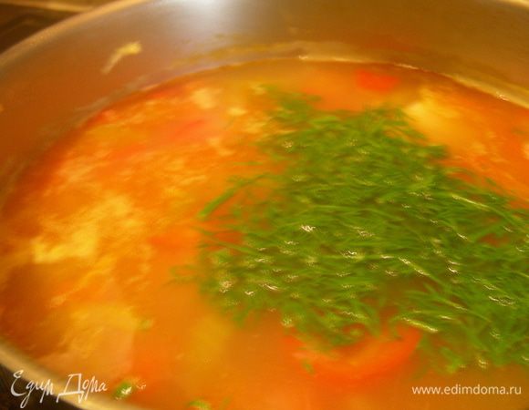 Кладем в суп мясо индейки, сок и цедру лимона. Готовим 2 мин. Добавляем укроп и снимаем с огня. Даем настояться минут 10.