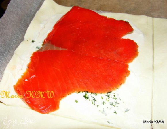 Выложим на каждый кусочек теста по-кусочку семги.