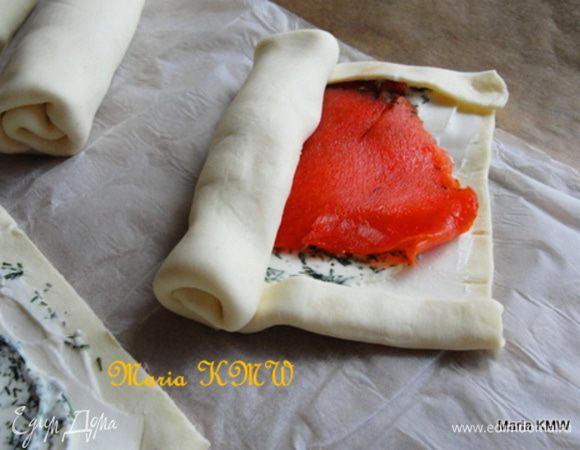 Свернем в рулетики.
Выпекаем 15-20 минут при 200 С.