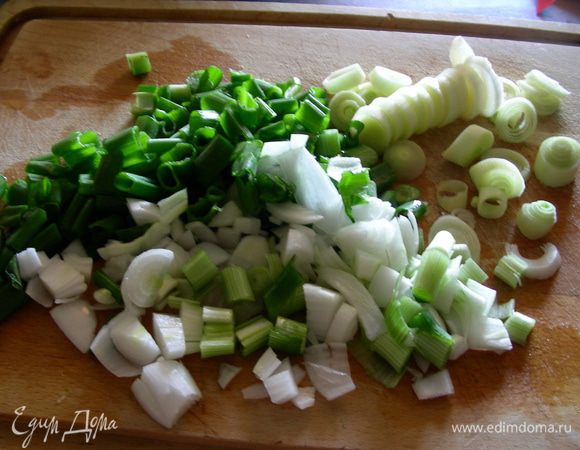 Шинкуем лук-порей и зеленый лук. 

