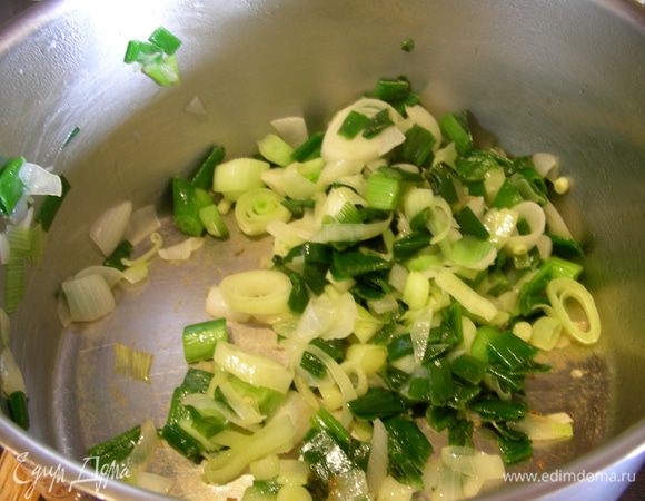 Обжариваем их на небольшом огне минут 5.
