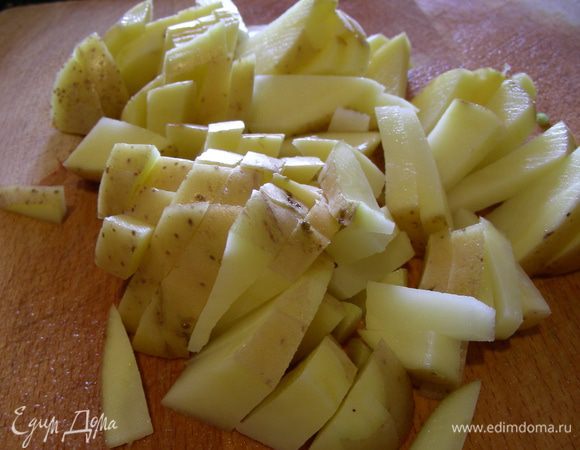 Картофель режем брусочками и добавляем в суп при закипании. Готовим на среднем огне минут 20 до мягкости картофеля. Суп лучше крышкой не накрывать и помешивать его изредка, а то может убежать. Превращаем суп в пюре.