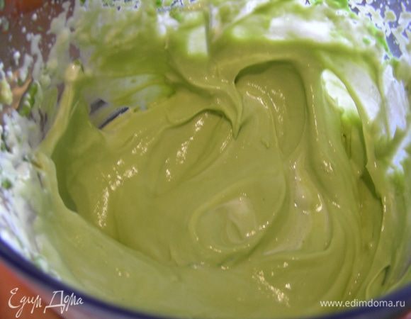 В это время берем авокадо, очищаем его. Блендером делаем пюре, добавив лимонный сок и крем-фреш.