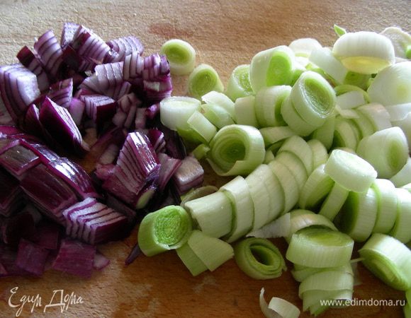 Лук шинкуем и обжариваем на небольшом огне минут 5.