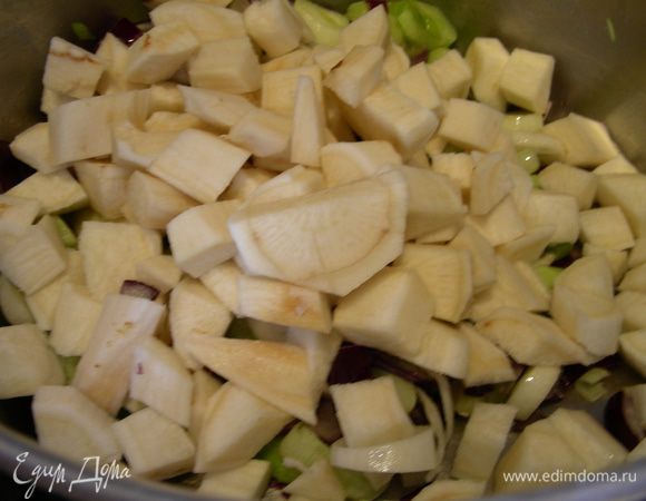 Пастернак режем кубиками, добавляем в кастрюлю, готовим пару минут.