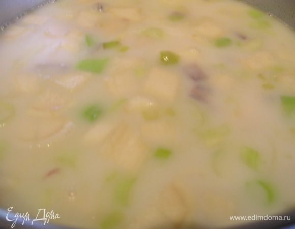 Добавляем молоко и бульон.